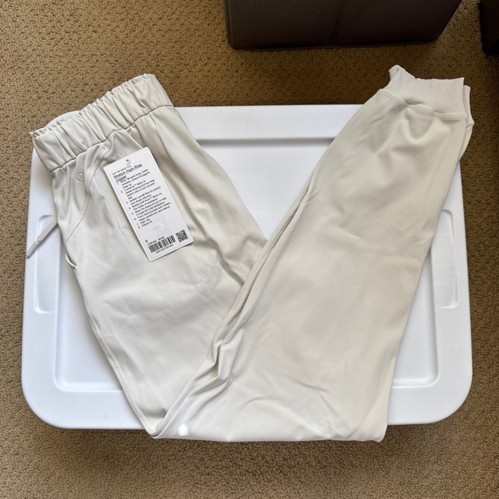 NWT Lululemon Stretch High Rise Jogger in Bone